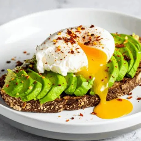 Ristet fuldkornsbrød med avocado og pocheret æg